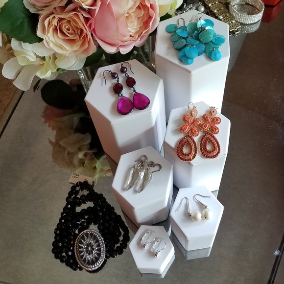 NWT, Black Beaded and Crystal Encrusted Bracelet. - Picture 2 of 4